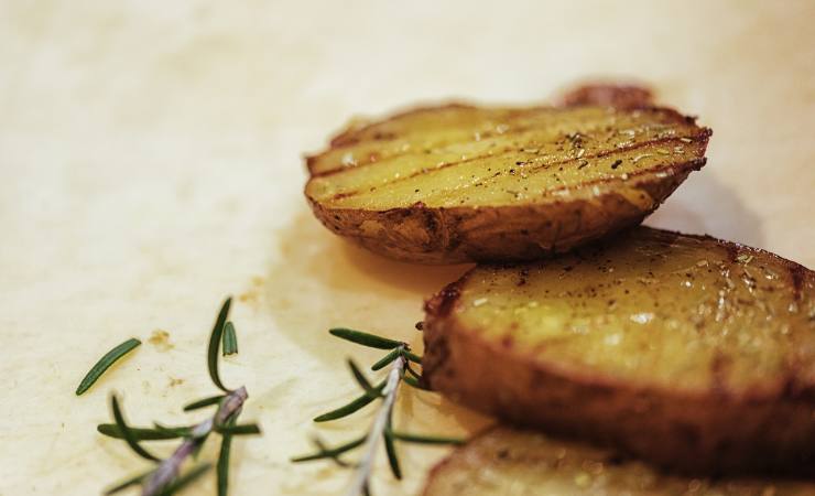 patate grigliate con erbe aromatiche