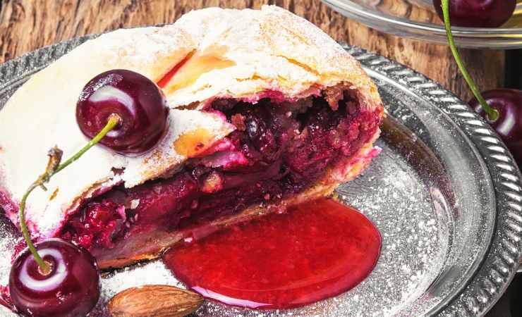 fetta di strudel di ciliegie
