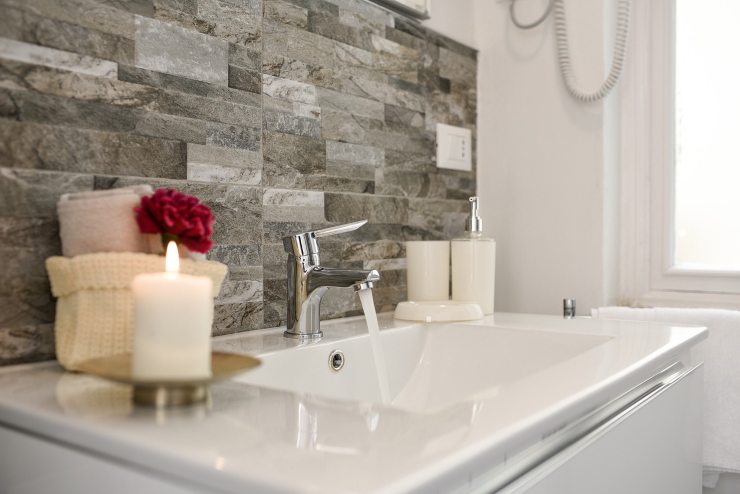 lavandino del bagno e rubinetto dell'acqua aperto