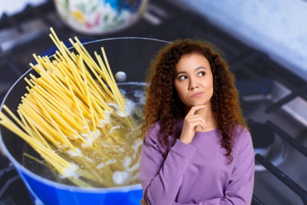 donna con un dito sotto al mento e l'espressione dubbiosa