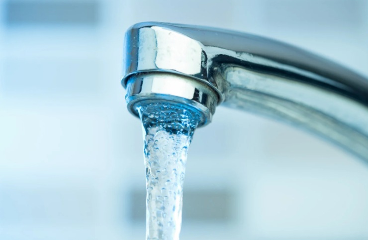 rubinetto con acqua aperta