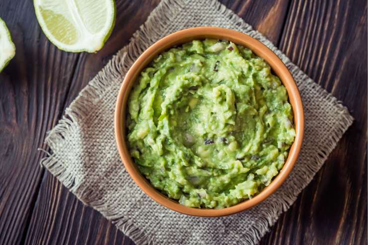 piatto di avocado con lime