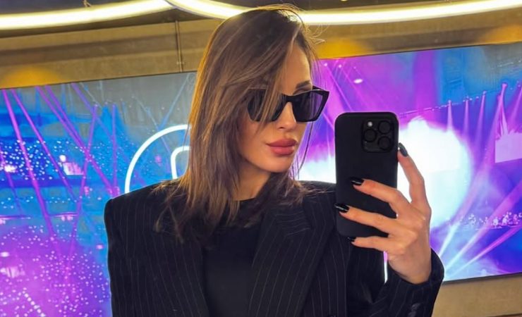 Anna Tatangelo si scatta un selfie