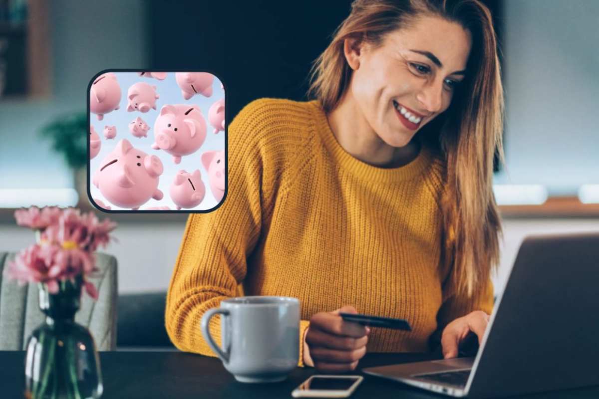 donna che sorride di fronte al computer con in mano una carta di credito