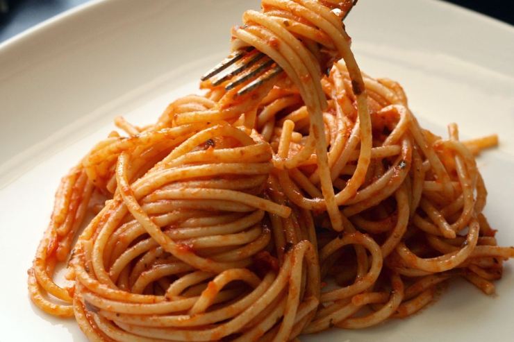 piatto di spaghetti al pomodoro