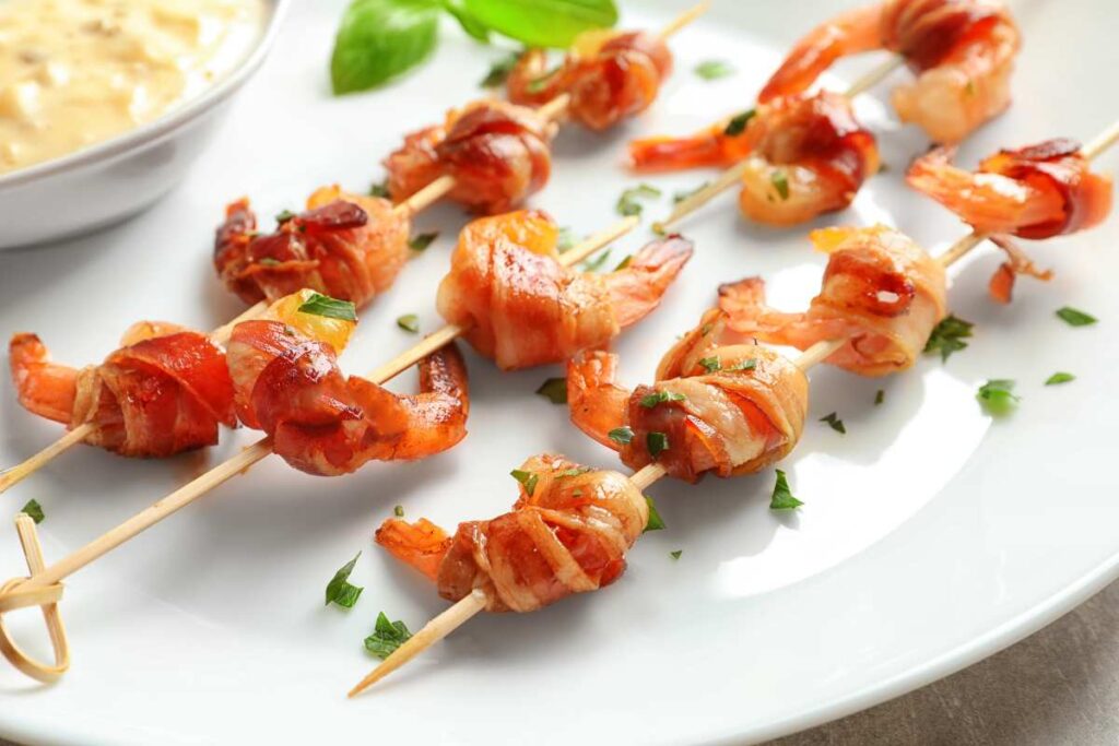 spiedini di gamberi e pancetta