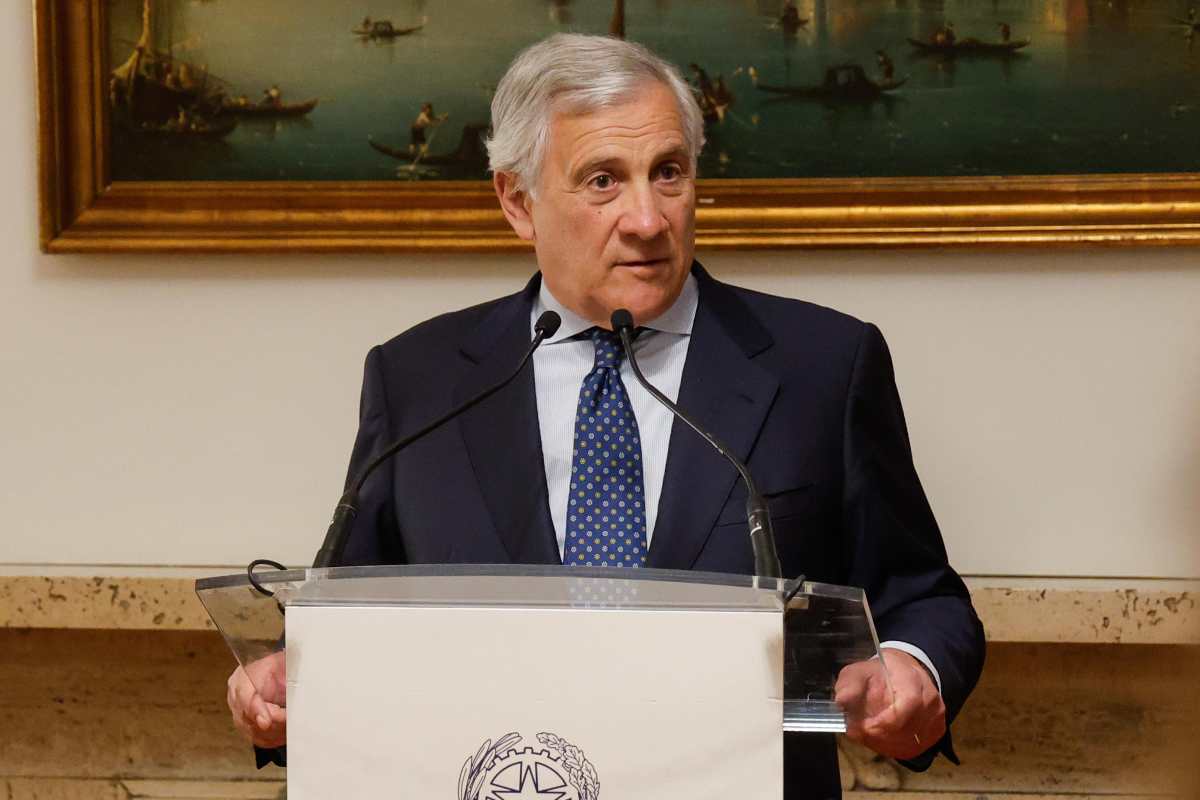 tajani parla al microfono