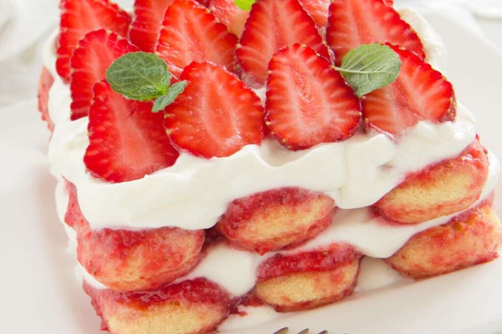 fetta di tiramisù alle fragole