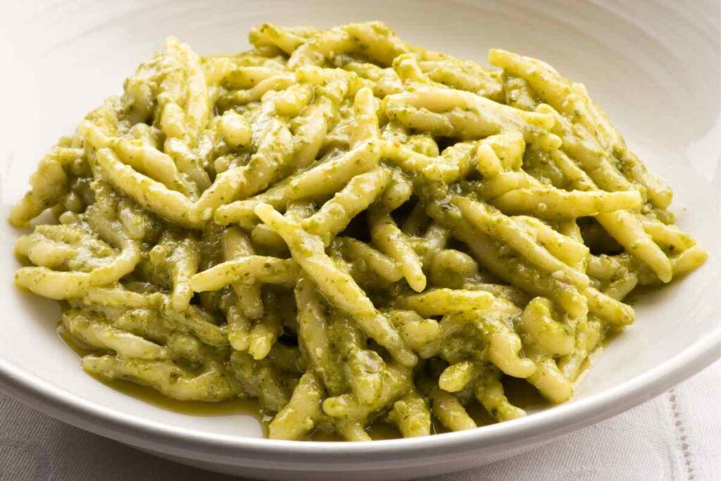 piatto di trofie al pesto