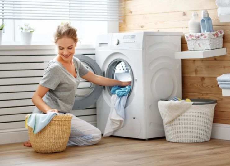 donna che mette il bucato dentro alla lavatrice