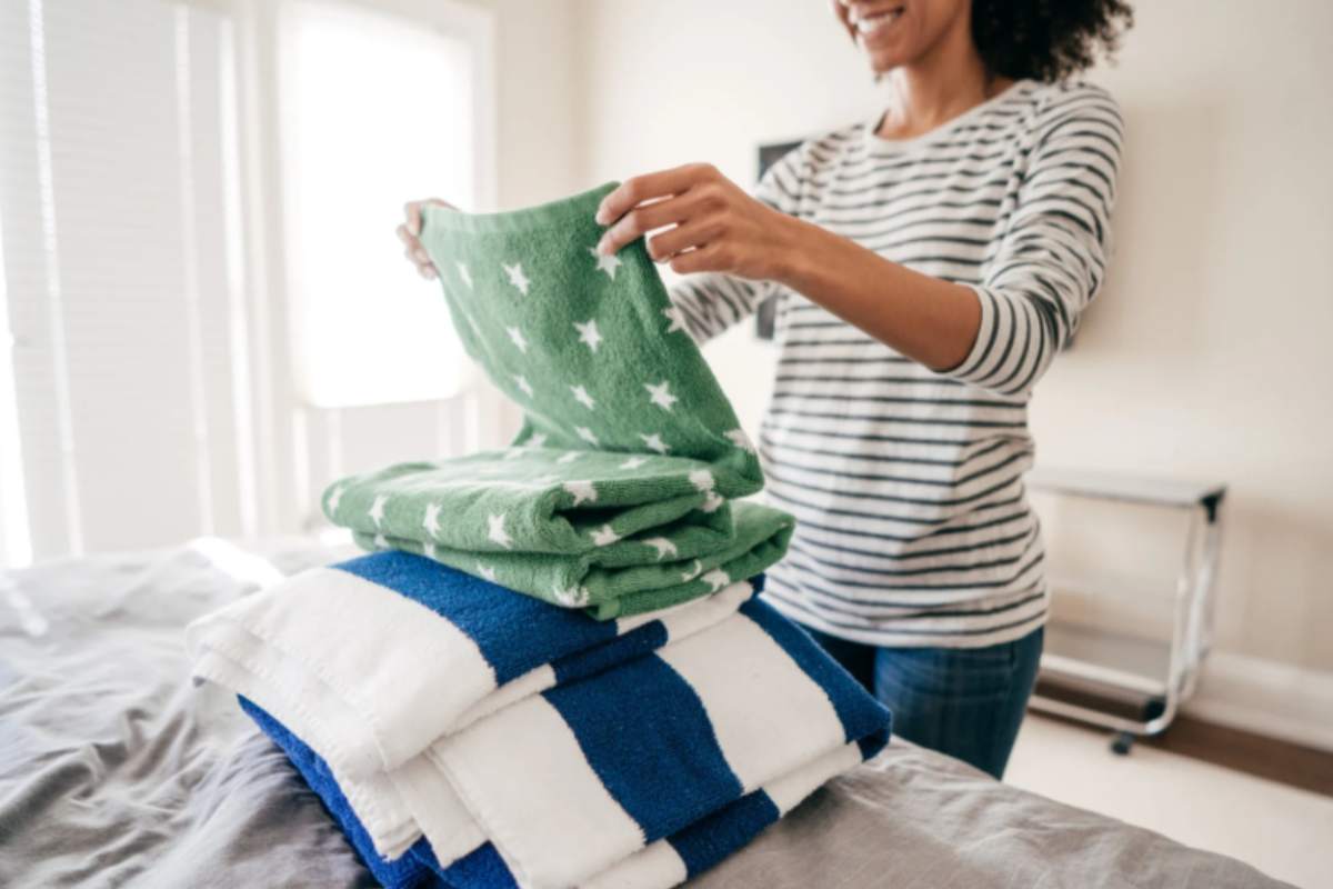 donna che piega il bucato