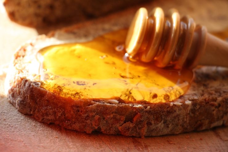 miele sopra una fetta di pane