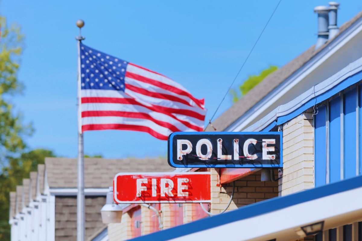 insegna polizia e bandiera america