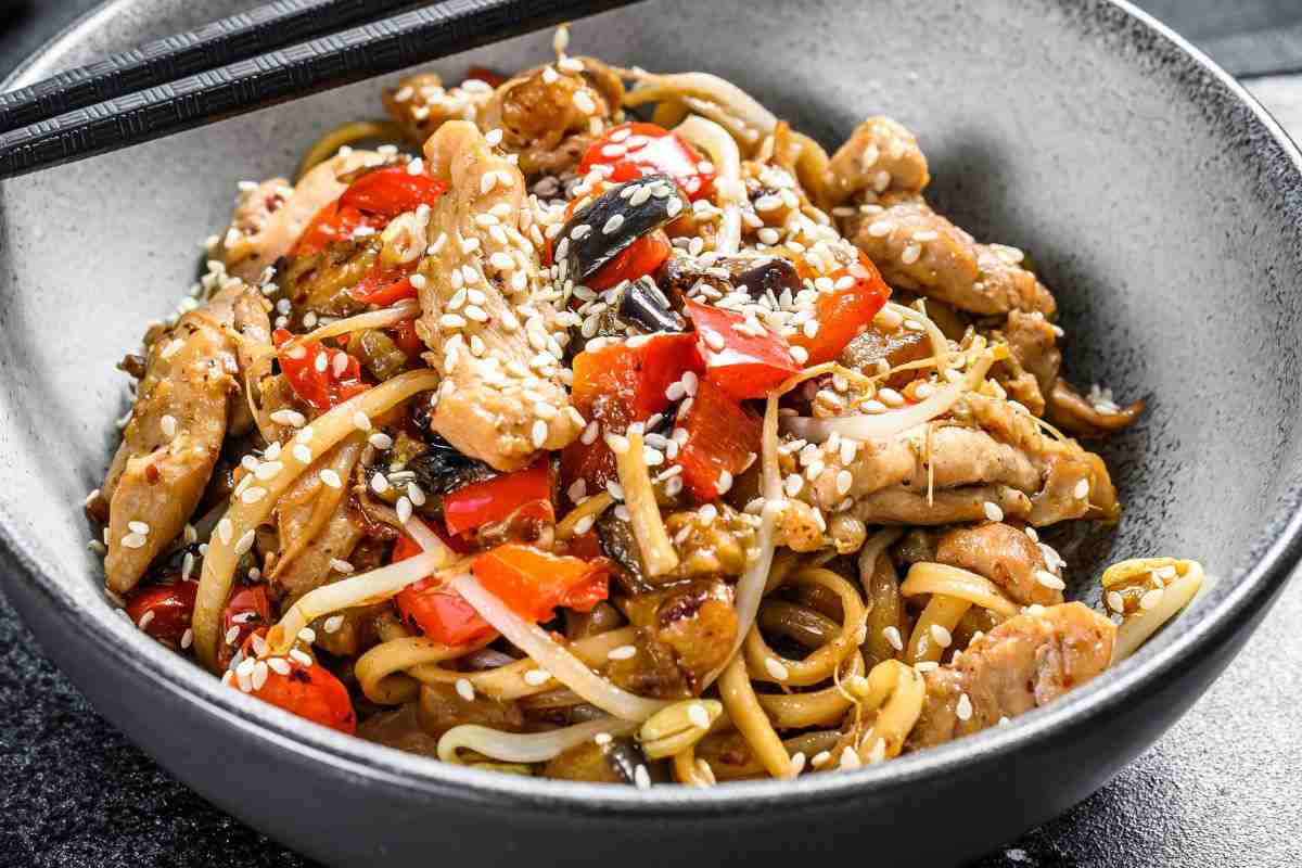 piatto di udon con verdure