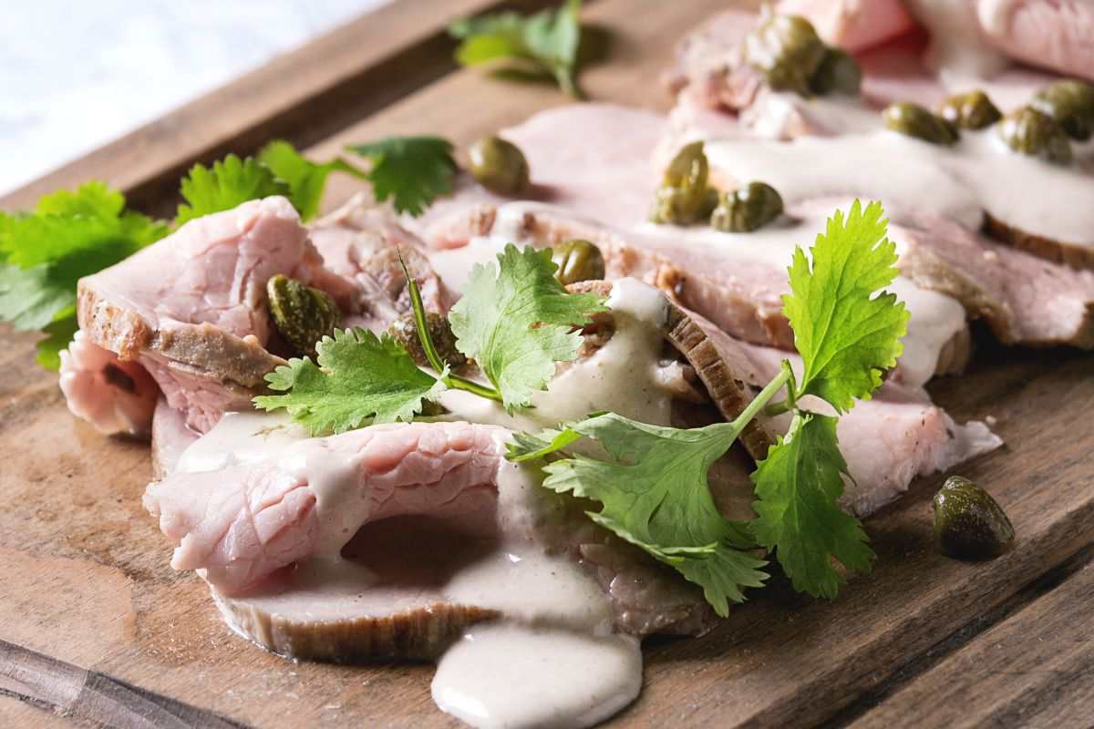 vitello tonnato su tagliere