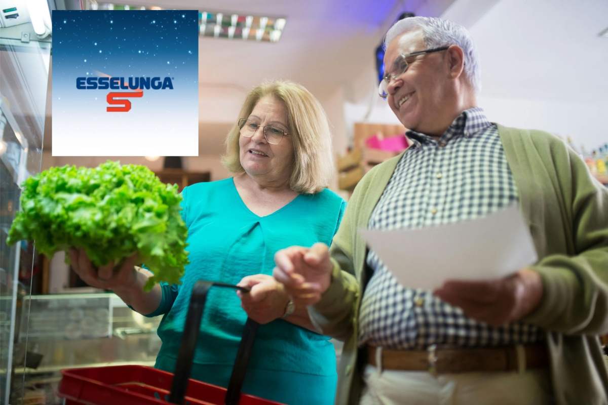 coppia di anziani che fanno la spesa con in mano dell'insalata e logo esselunga