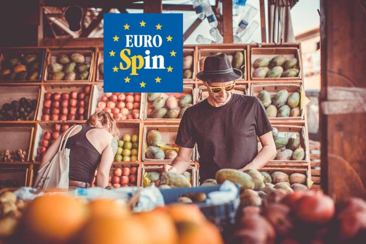 un uomo e una donna che fanno la spesa e il logo di eurospin
