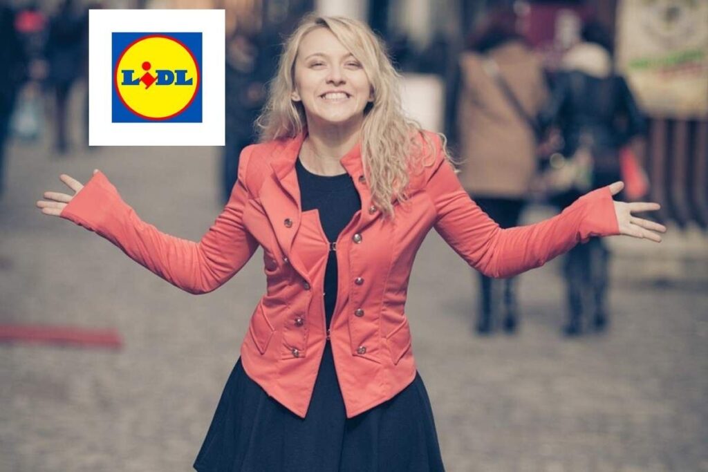 donna che sorride per strada con le braccia aperte e il logo lidl