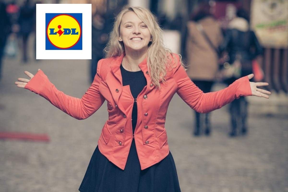 donna che sorride per strada con le braccia aperte e il logo lidl