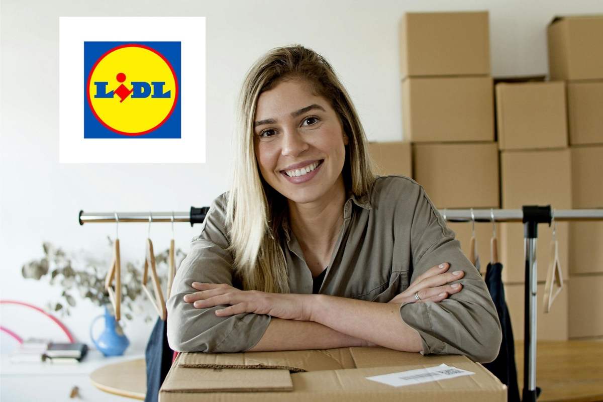 donna che sorride appoggiata ad uno scatolone con altri scatoloni alle spalle e logo lidl
