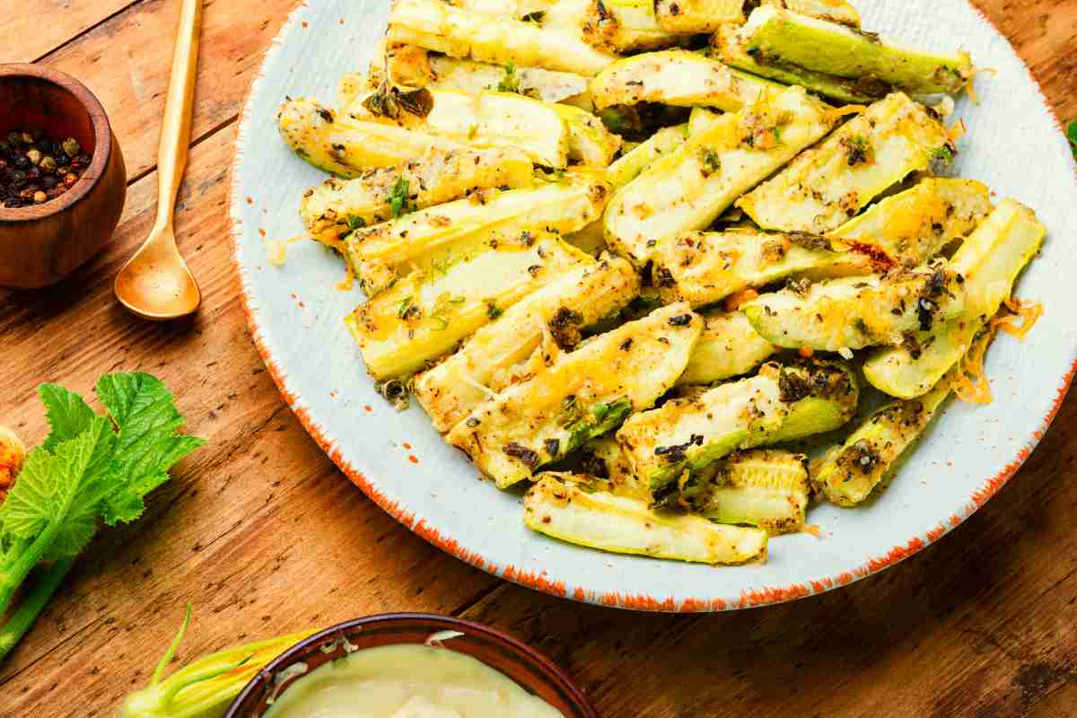 zucchine marinate in un piatto