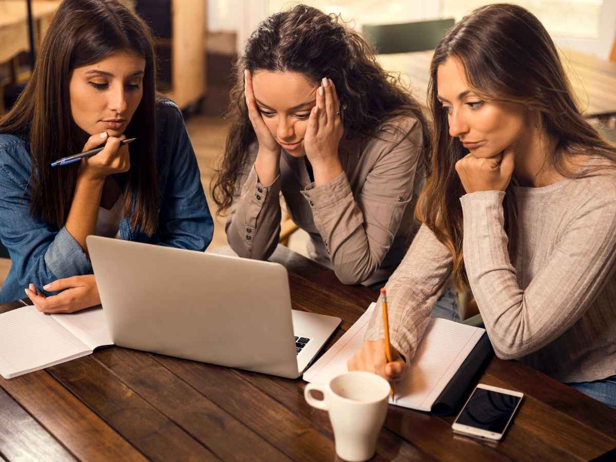 Tre compagne di classe si preparano insieme agli esami di maturità