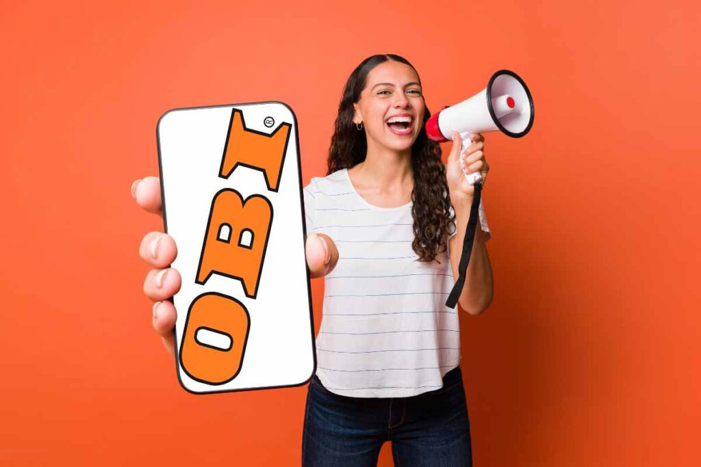 ragazza con megafono mostra smartphone con logo obi per la migliore offerta del giorno