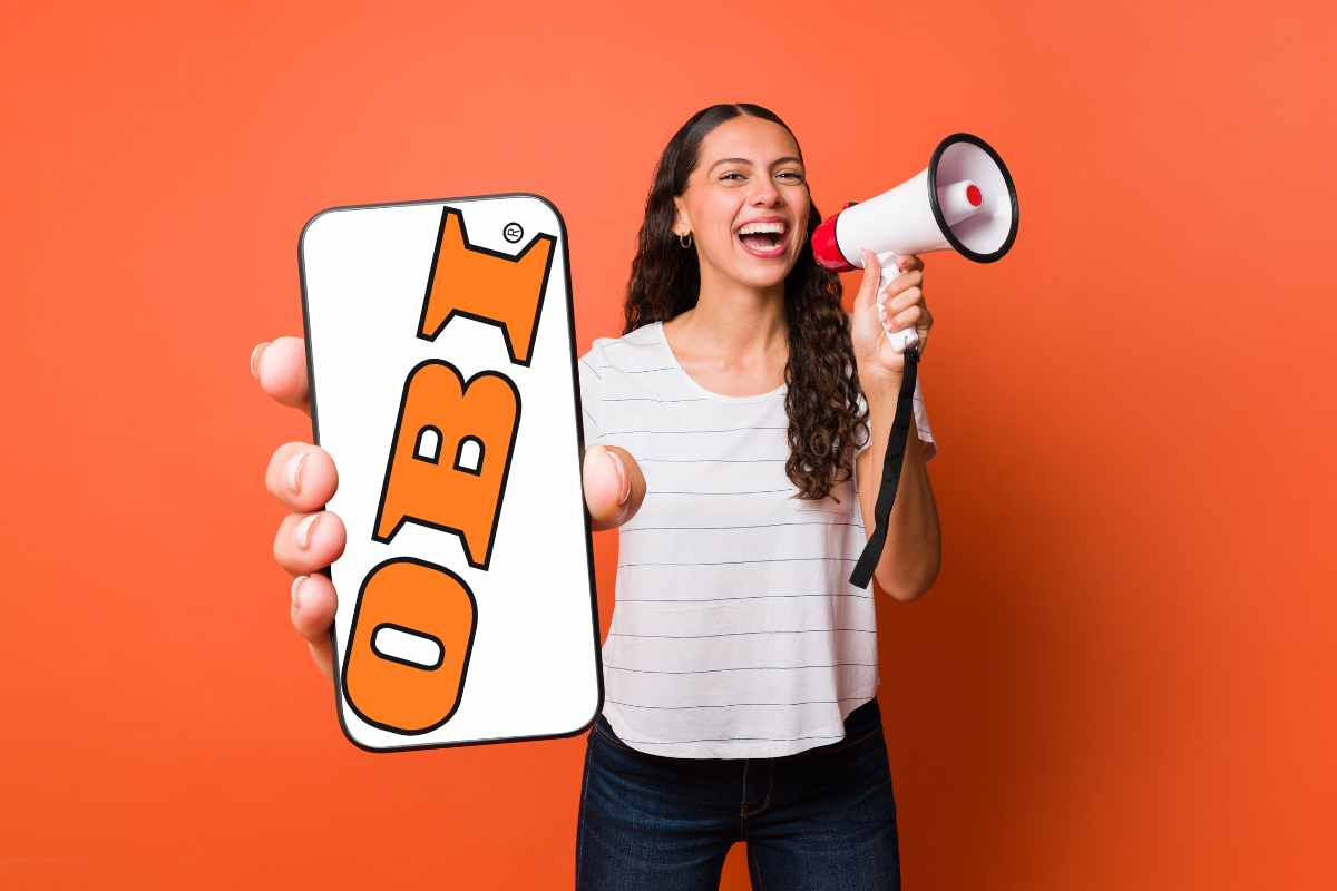 ragazza con megafono mostra smartphone con logo obi per la migliore offerta del giorno