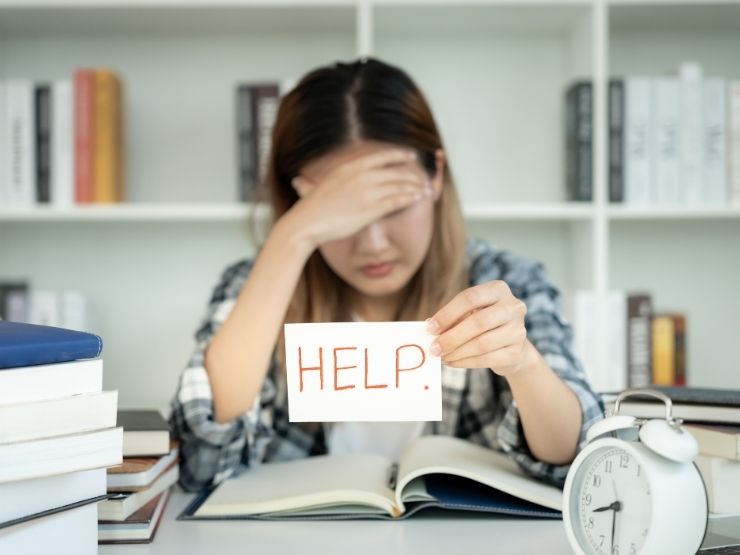 Una ragazza è stressata per il troppo studio
