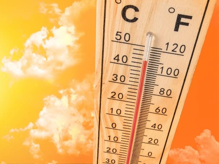 Termometro del meteo che sale a temperature altissime