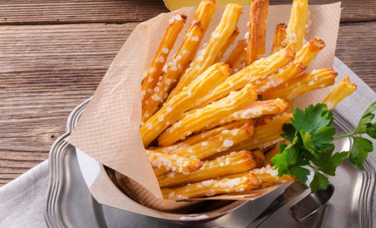 bastoncini di patate in un recipiente di carta