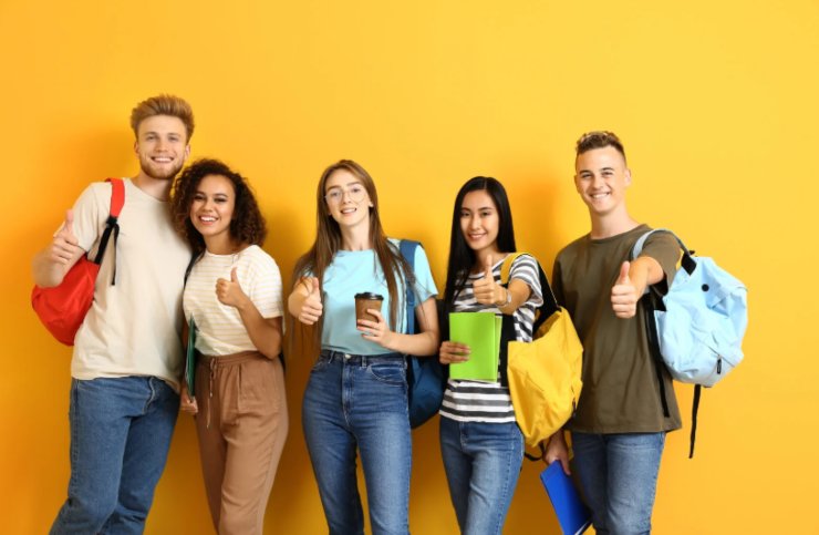 ragazzi e ragazze che sorridono con i pollici verso l'alto