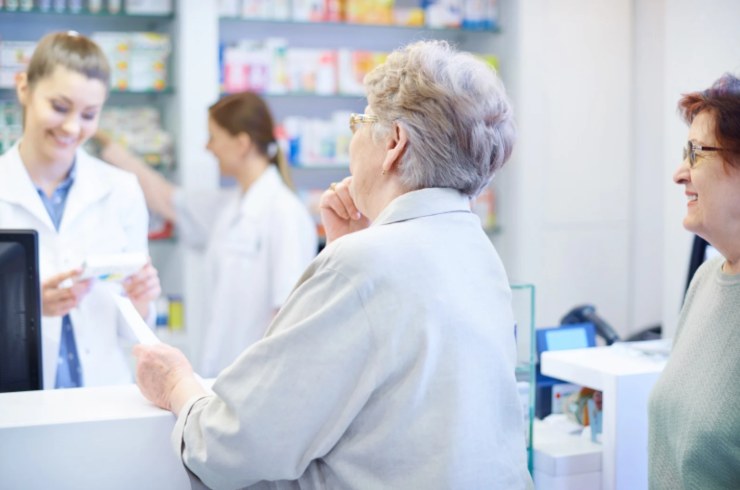 donne anziane in farmacia