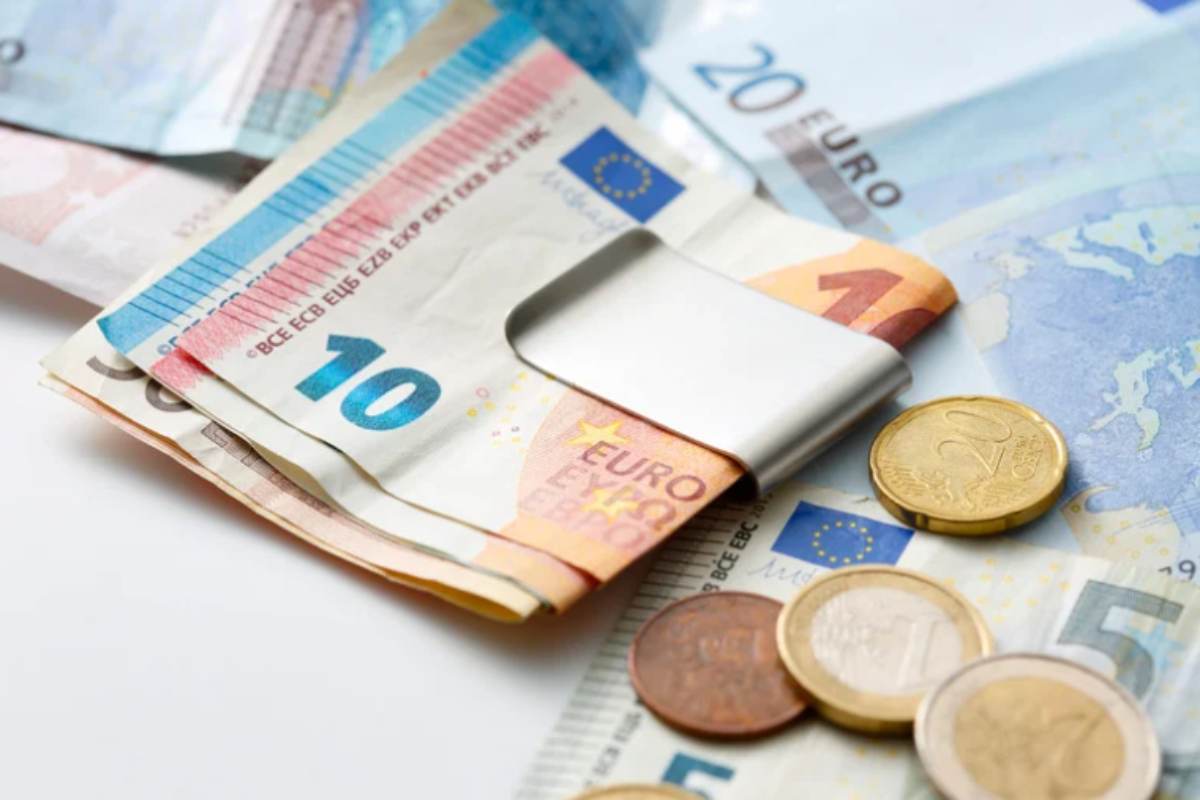 banconote e monete di euro sparse