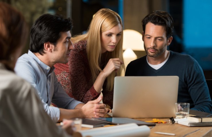 lavoratori che guardano qualcosa su un computer