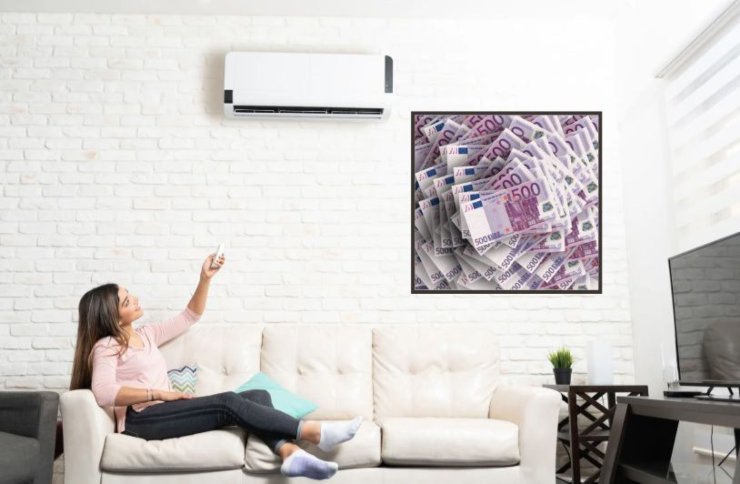 donna sul divano che accende il condizionatore con il telecomando e nel riquadro delle banconote di euro