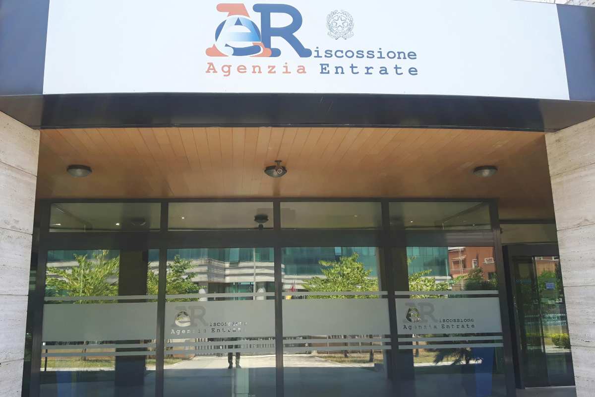 ingresso di un ufficio dell'agenzia delle entrate