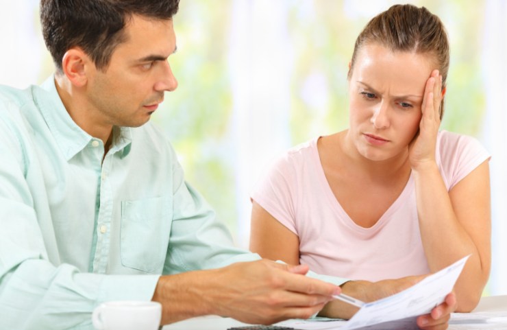 uomo e donna seduti che leggono dei fogli
