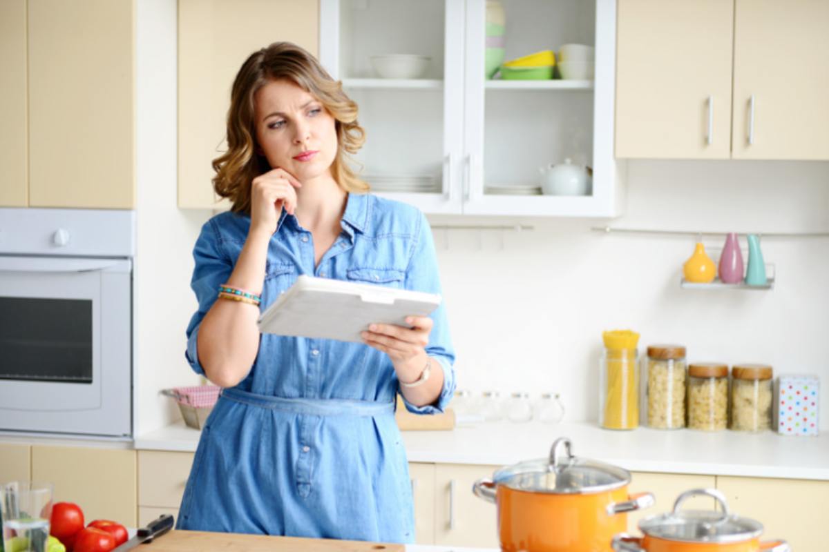 donna pensierosa in cucina
