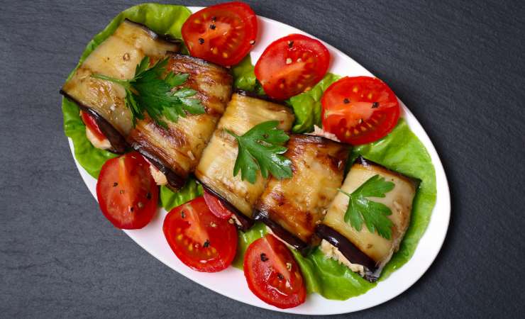 involtini di melanzane in un piatto
