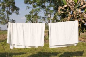 due lenzuola bianche stese all'aperto