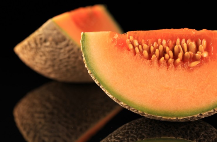 fette di melone su un tavolo