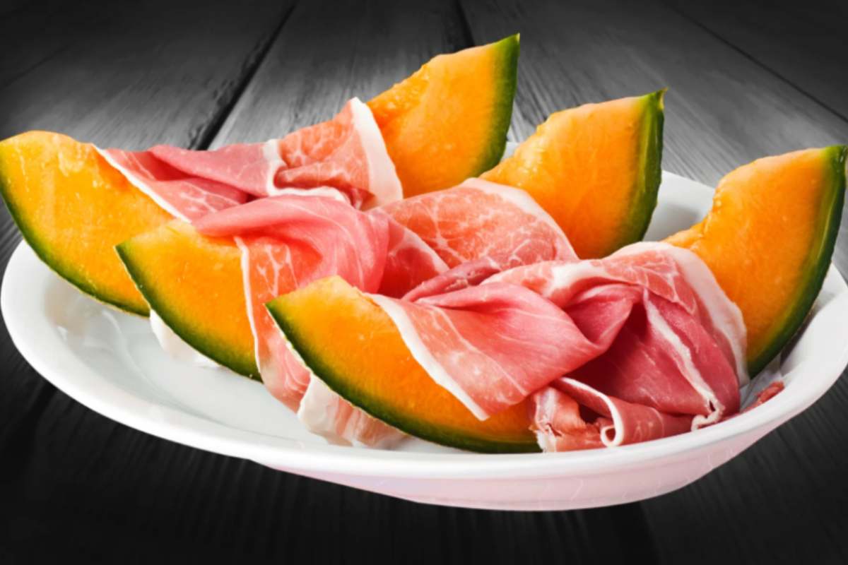 tre fette di melone con sopra del prosciutto crudo su un piatto