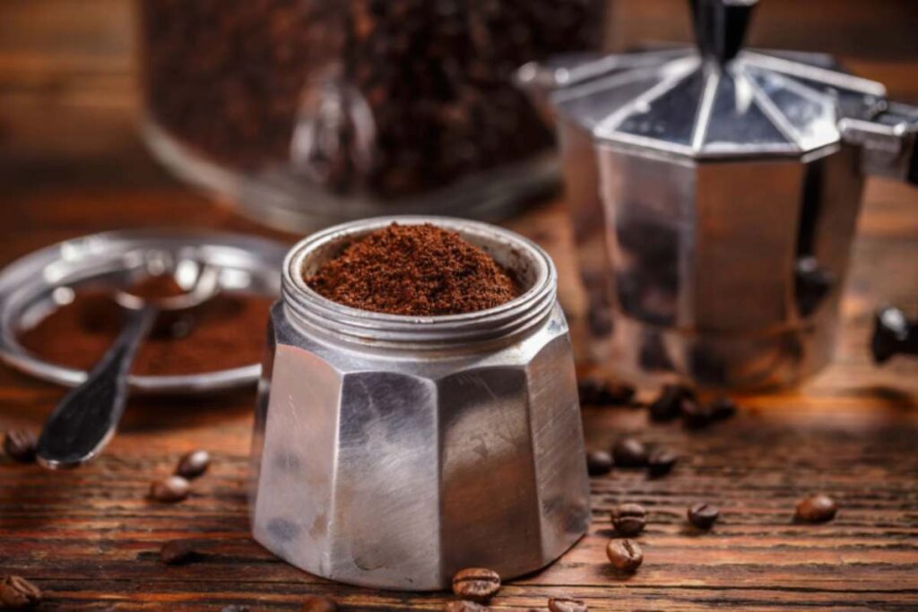 moka con dentro il caffè