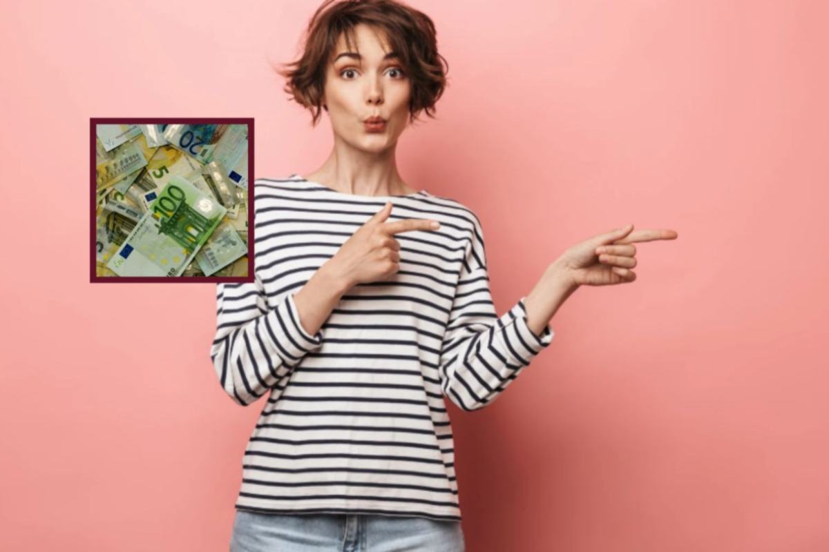 donna che indica qualcosa con le dita e nel riquadro delle banconote