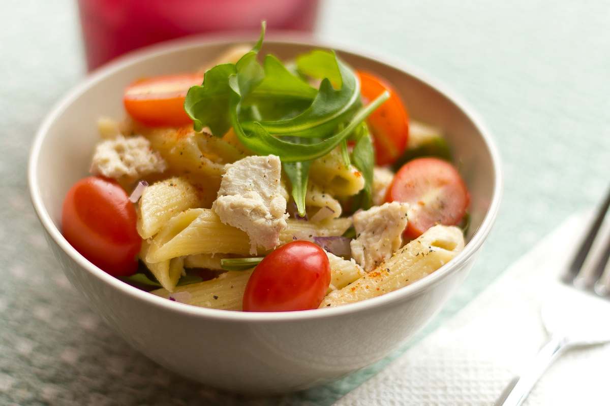 pasta col tonno pomodori e olive nere