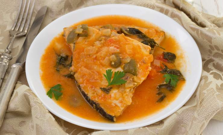 pesce spada con sugo, olive e capperi