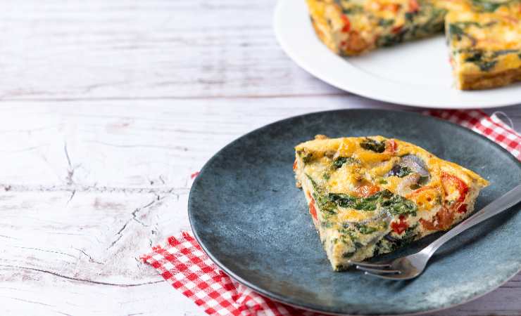 frittata con pomodori, olive e feta