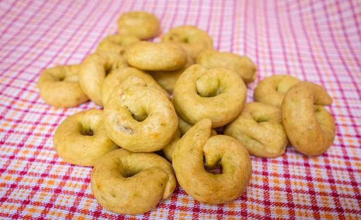 taralli pugliesi su tovaglia