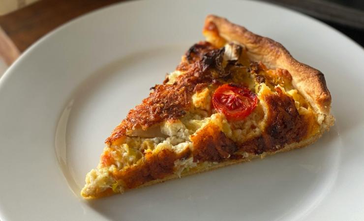 fetta di torta salata melanzane e pomodori